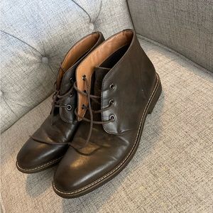 Guess men chukka boot 9.5 brown